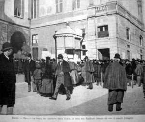 Ferraguti Arnaldo (1862-1925), Milano, coda davanti la porta del loggione della Scala (Illustrazione del 1893)