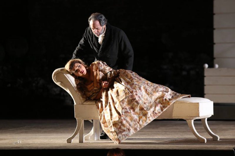 Desiree Rancatore trionfa nella Traviata messa in scena nello splendido Teatro Greco di Taormina.